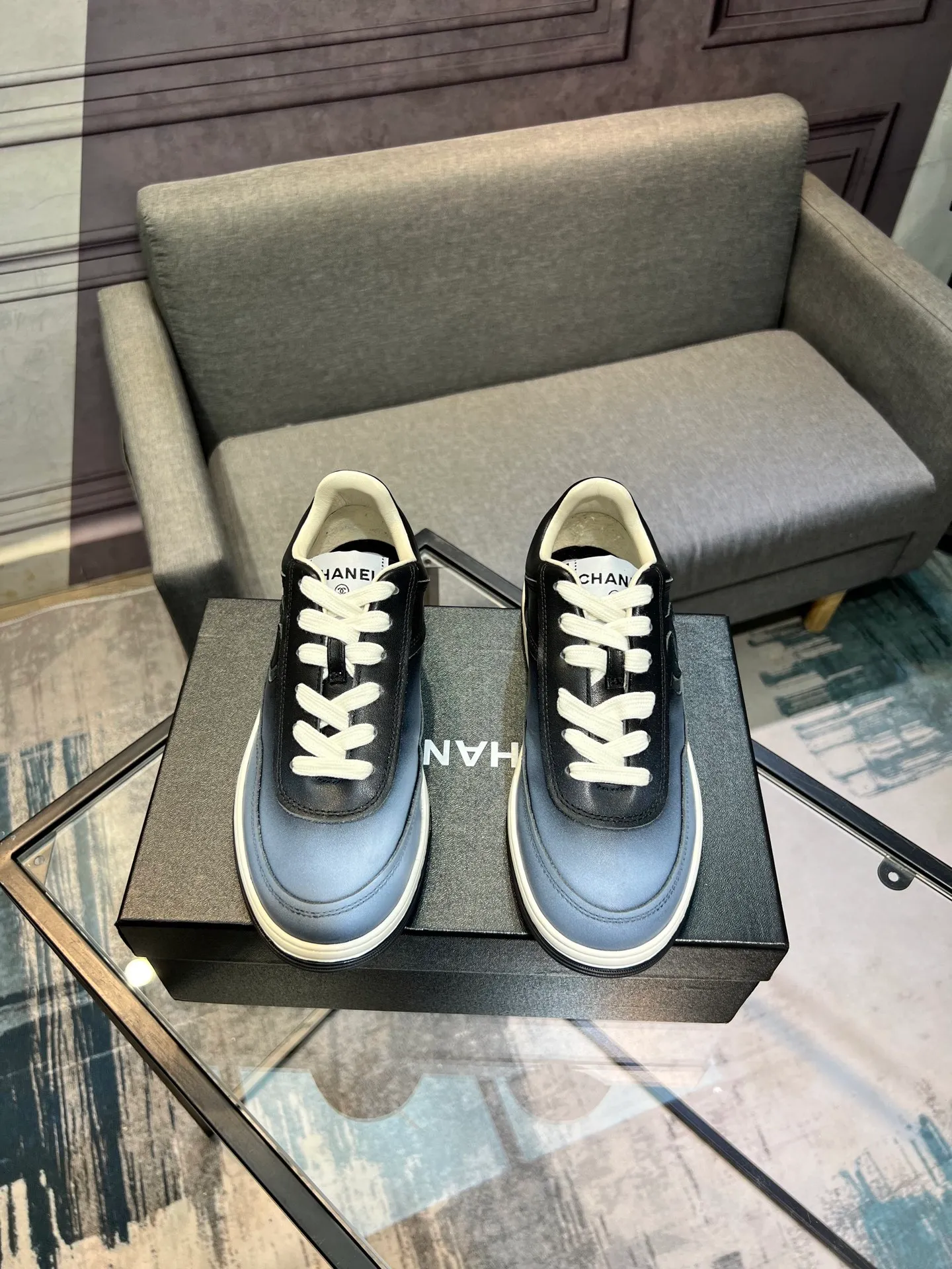 Men's men's shoes 💰660 Exclusive real shot (top version) CHANEL Chanel 2025ss color matching thick-soled casual sports shoes and sneakers. The counter is synchronized. The counter is very popular. A shoe that is very difficult to buy. The most popular thick-soled panda shoes on the Internet. It can be imagined that Xiaoxiang control can't miss it. It has both good looks and comfort. Simple and versatile white shoes. The thick sole increases the height and is super versatile. Close your eyes and wear it. Whoever wears it will look better. Upper: calfskin Lining: imported sheepskin lining Outsole: TPU original outsole Size: 35-44 (customized for women 41 and 40, and 45 for men)